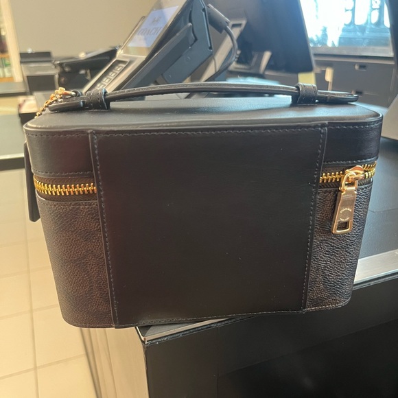 New Coach Signature Cosmetic Case - Picture 4 of 7